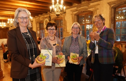 Übergabe des Gastgeschenks von Governor Christine Winkler Unterberg an die Vertreterinnen der 3 Inner Wheel Clubs.
 (Foto: nj)